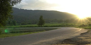 道路上方的夕阳自然景观