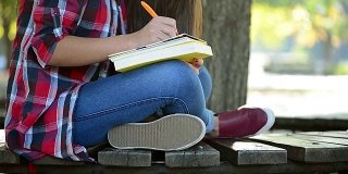 美丽的少女在公园里学习，特写