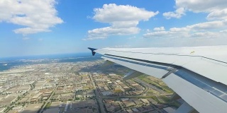 飞机飞过城市时机翼的视频