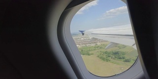 飞机上的年轻女子在飞机起飞时望着窗外