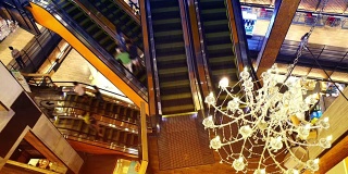 现代购物中心的自动扶梯。
