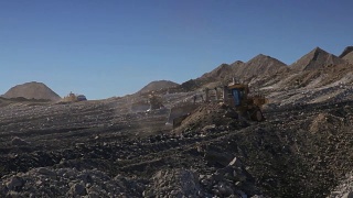 4推土机在煤矿里铲土视频素材模板下载