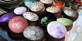 一名泰国游客在纪念品商店选购椰子壳。