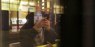 在咖啡店里用手机的女人