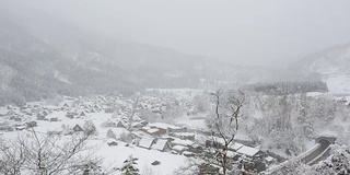 冬季白川与日本岐阜市中部降雪