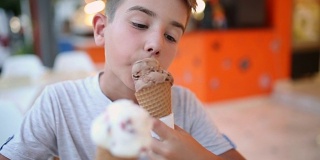 男孩在吃甜筒冰淇淋