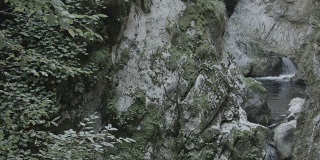 魔鬼喉洞附近的瀑布。保加利亚