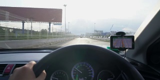 在高速公路上驾驶装有GPS的汽车