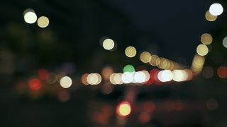 交通灯在晚上的散焦。视频素材模板下载
