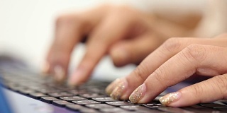 女人用手敲键盘电脑