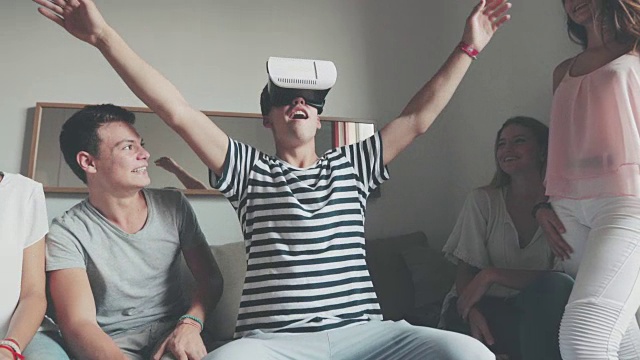 朋友与VR耳机探索虚拟现实