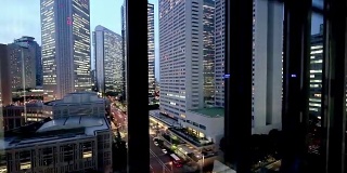 东京窗外的现代办公大楼