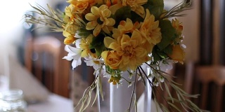 花饰的婚礼装饰在桌子上