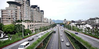 杭州夜间道路交通繁忙。实时