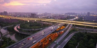 黄昏时分，杭州道路上交通繁忙。间隔拍摄