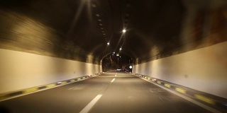 夜间行驶隧道