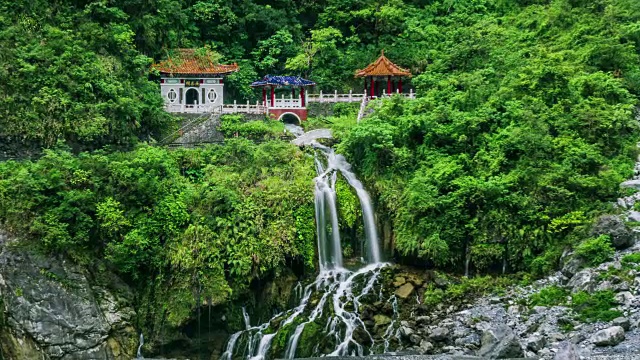 台湾花莲太鲁阁公园的长春寺、永泉寺和瀑布的时间流逝