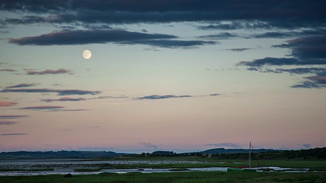 在诺森伯兰郡的湿地上，月亮升起——时光流逝