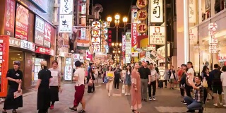 拥挤的人群在日本大阪道顿堀购物