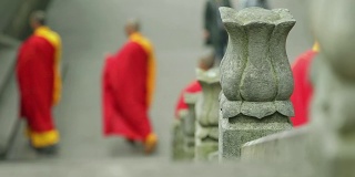 佛教僧侣在寺庙中行走