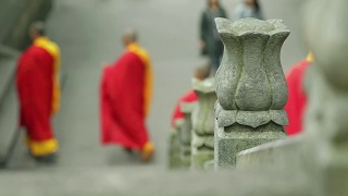 佛教僧侣在寺庙中行走视频素材模板下载