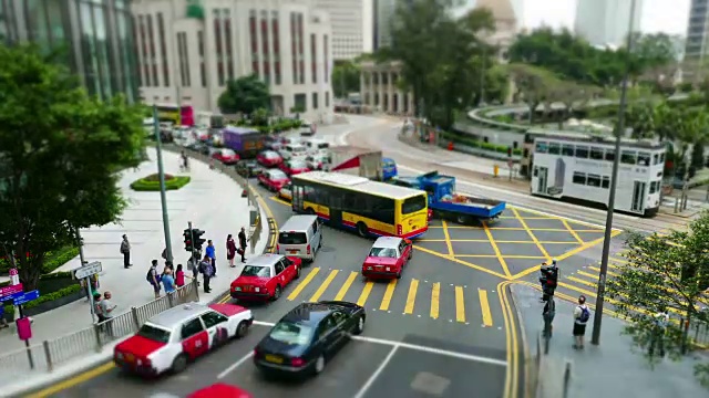 香港市区街道上的繁忙交通和现代建筑，时间间隔为4k