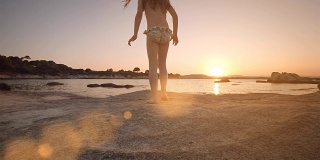 《日落沙滩上的小女孩