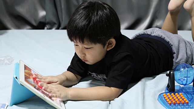小男孩使用数码平板电脑