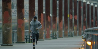少数民族男性在户外运动/跑步