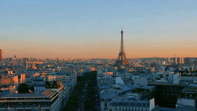 巴黎的全景屋顶在美丽的日落。