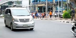 泰国曼谷的交通状况。许多人骑摩托车