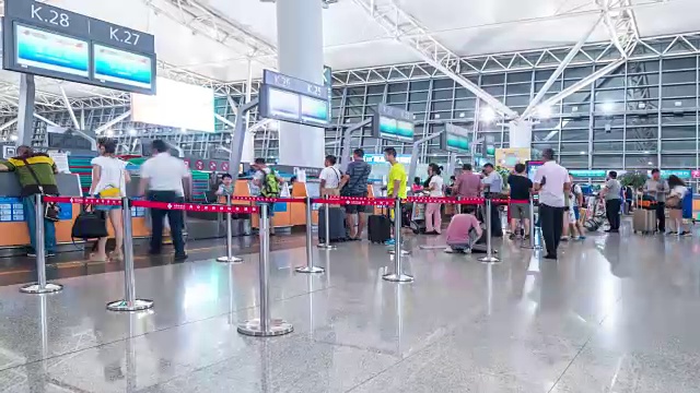 时光流逝:旅客在西安机场办理登机手续的柜台