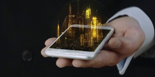 商人拿着电话与3D城市全息图