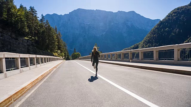 年轻女子跑在路中间