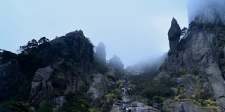 登山的游客在陡峭的山上