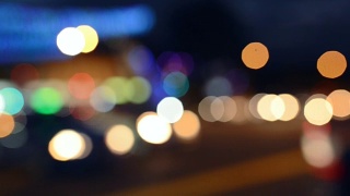 新加坡夜间繁忙交通的散焦视频素材模板下载
