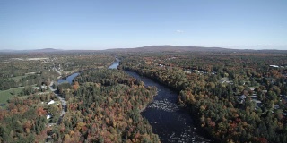 鸟瞰图的河流在森林自然，魁北克，加拿大