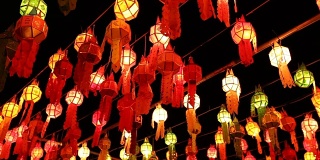 泰国哈旁猜佛寺的五彩灯饰
