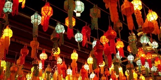 泰国哈旁猜佛寺的五彩灯饰