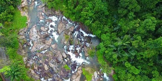 泰国南部的彩虹瀑布鸟瞰图