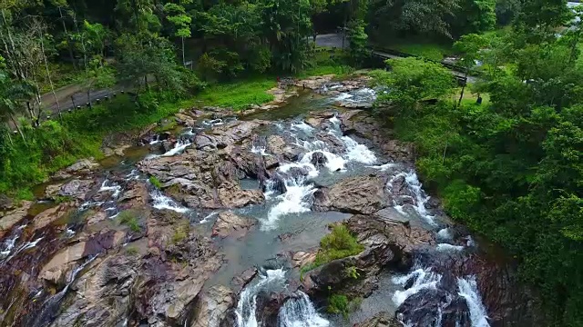 泰国南部的彩虹瀑布鸟瞰图