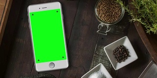 桌面色度键绿色屏幕上的白色智能手机