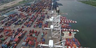 航拍港口货物集装箱和船只