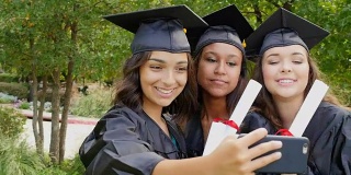 非裔美国人、西班牙裔和白人大学朋友在毕业后自拍