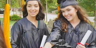 女大学毕业生或高中毕业生在毕业后互相祝贺