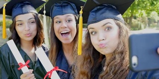 大学里的朋友在毕业后的自拍中做鬼脸