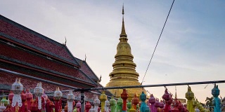 时光流逝:泰国哈旁猜佛寺的五彩灯饰。