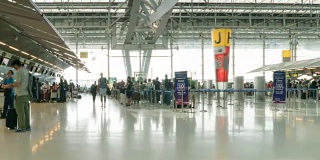 旅客在机场登记大厅拥挤