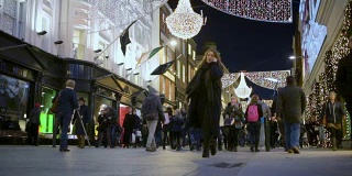 爱尔兰都柏林的冬季圣诞购物人群
