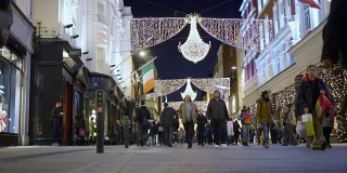 爱尔兰都柏林的冬季圣诞购物人群